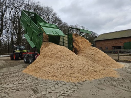neue Tretschicht - Anlieferung mit LKW dort nicht möglich